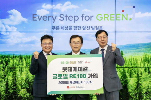 김교현 롯데케미칼 부회장(가운데), 황진구 기초소재사업 대표(왼쪽), 이영준 첨단소재사업 대표(우측). ⓒ 롯데케미칼