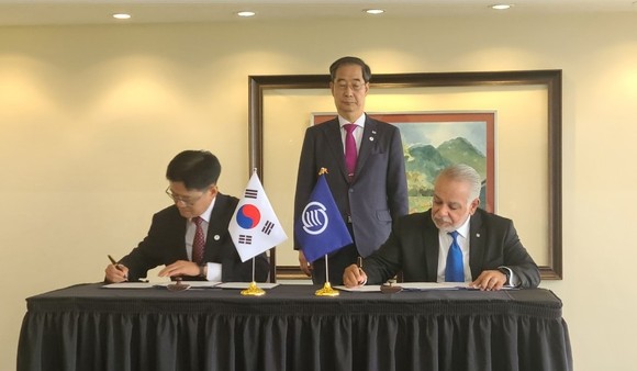 해양수산부는 지난 4일 한덕수 국무총리와 카리브국가연합과 '해양과학 협력에 관한 양해각서(MOU)'를 체결하고 있다. ⓒ 해양수산부