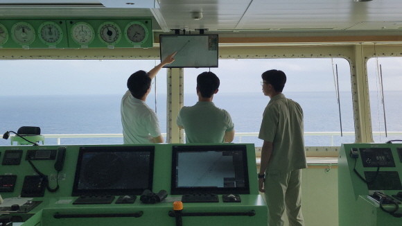충돌회피 항로를 항해사에게 설명하는 모습. ⓒ 삼성중공업