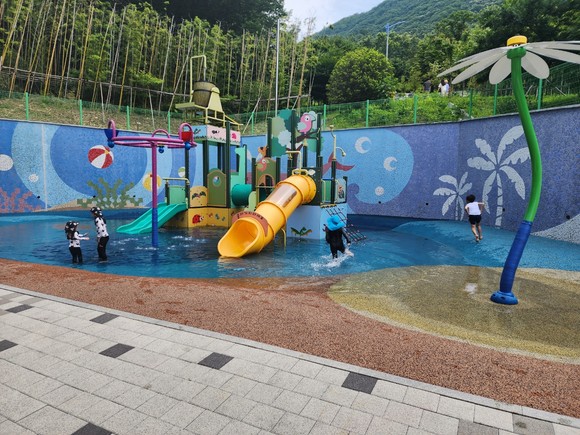 자굴산 자연휴양림 어린이 물놀이장. ⓒ 의령군