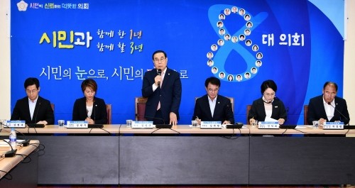 김영규 의장과 각 위원장들이 제8대 1주년 기자회견을 하고 있다. ⓒ 여수시의회
