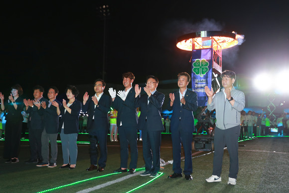 6일 경북 울진군 울진국민체육센에서 개최된 제45회경상북도4-H야영대회 봉화식에 봉화대 채화 후 참석자들이 4-H노래를 부르고 있다. = 김진호 기자