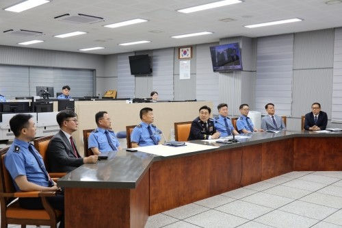 상황보고를 받고있는 고민관 서장(왼쪽에서 다섯번째) ⓒ 여수해경