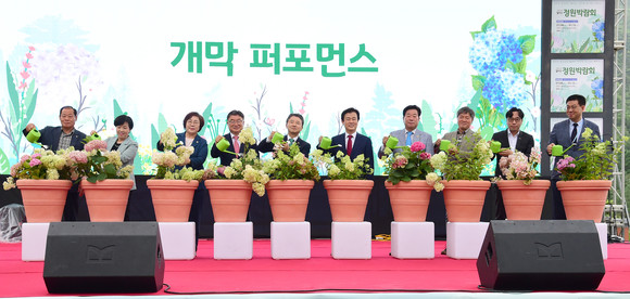 진주시가 2023 월아산 정원박람회 개막식 퍼포먼스릏 하고 있다. ⓒ 진주시