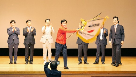 국민의힘 한옥문 양산시·을 당협위원장이 당기를 휘날리고 있다. ⓒ 프라임경제
