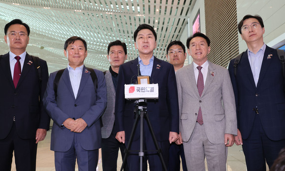 국민의힘 김기현 대표가 10일 인천국제공항에서 미국으로 출국하기 전 취재진 질의에 답하고 있다. 5박7일 일정으로 미국 워싱턴DC와 뉴욕, 로스앤젤레스를 방문하는 김 대표는 미 백악관·정부 관계자, 상·하원 의원들을 만나 올해 70주년을 맞은 한미동맹의 강화 방안을 모색한다. ⓒ 연합뉴스