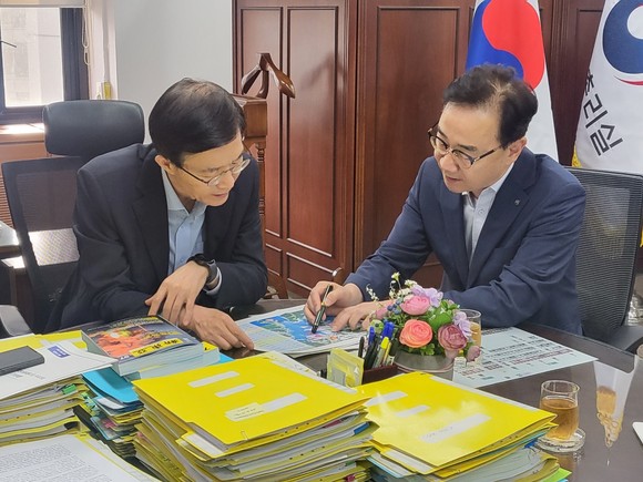 하승철 하동군수가 중앙부처를 찾고 현안사업들을 설명하고 있다. ⓒ 하동군