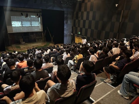 광주 숭의중 학생들이 유·스퀘어 문화관에서에 공포 연극 '흉터'를 관람하고 있다. ⓒ 유·스퀘어