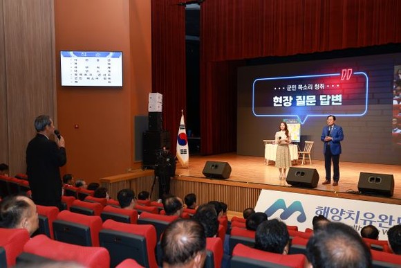 신우철 완도군수는 지난 7일 민선 8기 1년을 맞아 미래 비전을 공유하기 위해 군민과 함께 하는 정책 콘서트를 가졌다. ⓒ 완도군