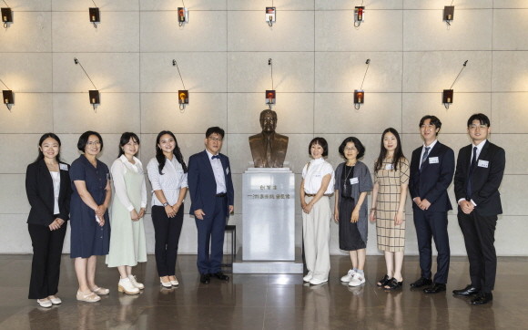 태광그룹 일주학술문화재단이 지난 6일 서울 종로구 흥국생명빌딩에서 2023년도 제31기 해외박사 장학생으로 선정된 9명에게 장학증서를 수여했다. ⓒ 태광그룹