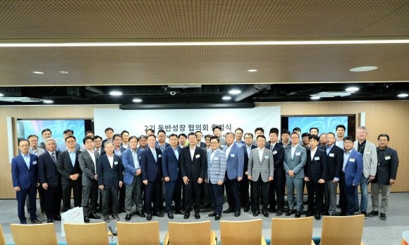 지동섭 SK온 사장, 진교원 SK온 사장, 최영찬 SK온 경영지원총괄 사장 및 협력사 대표들이 지난 10일 서울 종로구 관훈사옥에서 열린 제2기 동반성장 협의회 출범식에서 기념사진 촬영을 하고 있다. ⓒ SK온