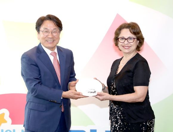 강기정 광주광역시장이 11일 오전 시청 3층 접견실에서 페를라 베아트리스 가르시아 크리스탈도 주한 파라과이 대사대리에게 기념품을 전달하고 있다. ⓒ 광주광역시