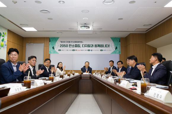 이종호 과학기술정보통신부 장관이 11일 오후 서울 양천구 KT 클라우드 목동IDC 2센터에서 열린 '제3차 디지털 탄소중립협의회'에서 인사말을 하고 있다. ⓒ 과학기술정보통신부
