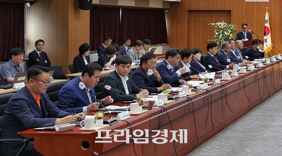 김동일 보령시장은 11일 충남도청 대회의실에서 우수 중견기업과 함께 충청남도 합동 투자협약을 체결하고 있다. ⓒ 보령시