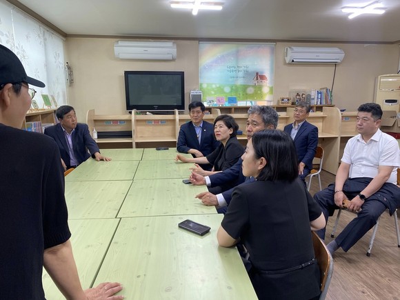 지난 3일 경주시의회 문화도시위원들이 황성동 희망터 지역아동센터를 방문해 격려하고 있다. ⓒ 경주시의회