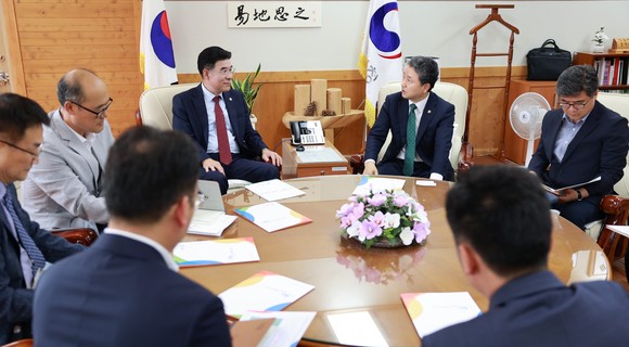 이응우 시장은 지난 10일 남성현 산림청장과 산림관련 주요 현안사업에 대해 논의하고 있다. ⓒ 계룡시