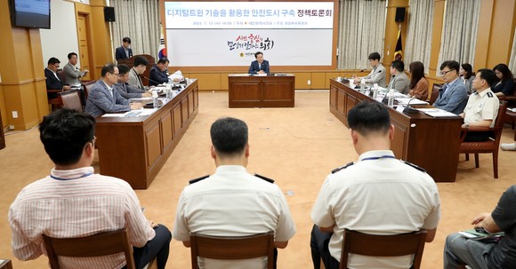 12일 의회 소통실에서 '디지털트윈 기술을 활용한 안전도시 구축 정책토론회'를 개최하고 있다. ⓒ 의회사무국
