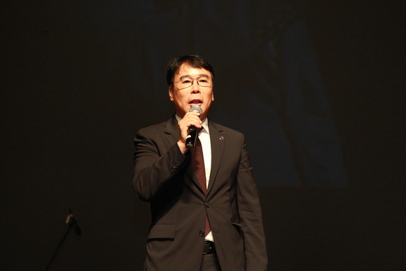 윤두칠 청소년 범죄예방 위원회 진주지역협회 회장이 청소년들을 격려하는 대회사를 하고 있다. ⓒ 프라임경제