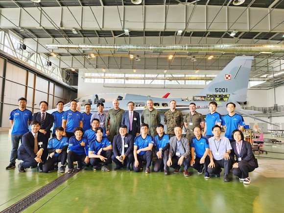 FA-50GF 1호기 현지 재조립 현장 기념촬영. ⓒ 한국항공우주산업