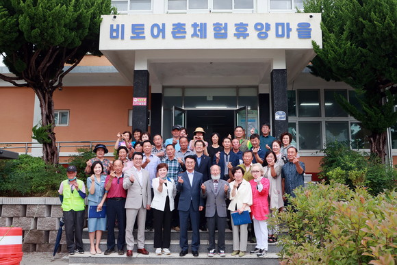 박동식 사천시장이 마을 주민들과 함께하고 있다. ⓒ 사천시