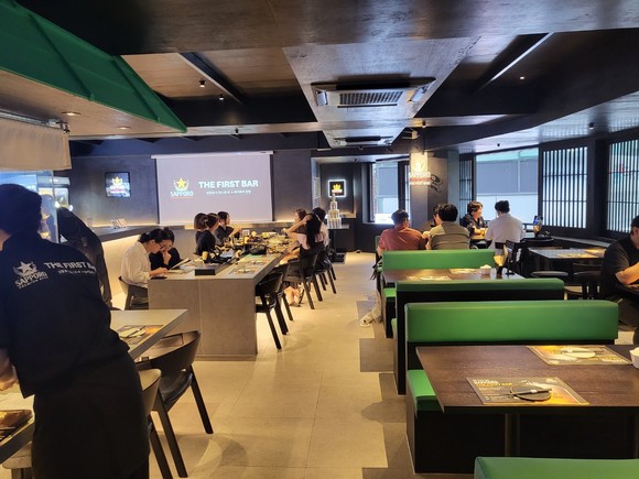 2층 공간은 야키토리 전문 브랜드 잔잔(ZANZAN)과의 콜라보 라운지로, 삿포로 프리미엄 맥주와의 페어링 안주 체험도 가능하다. = 추민선 기자