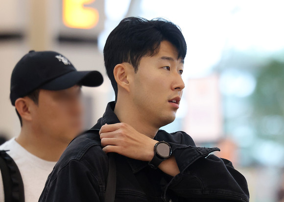 잉글랜드 프로축구 프리미어리그에서 활약하는 손흥민이 새 시즌 준비를 앞두고 14일 오전 인천국제공항 제1터미널을 통해 출국하고 있다. ⓒ 연합뉴스