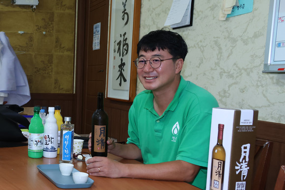 포항시 기북에 위치한 '청슬도가' 정광욱 대표가 생산하고 있는 술을 소개하고 있다. = 김진호 기자