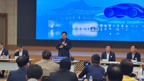 지난 3일 경주시청 알천홀에서 열린 민선8주기 1주년 기념 기자간담회에서 질문에 답변하고 있는 주낙영 경주시장. = 김진호 기자