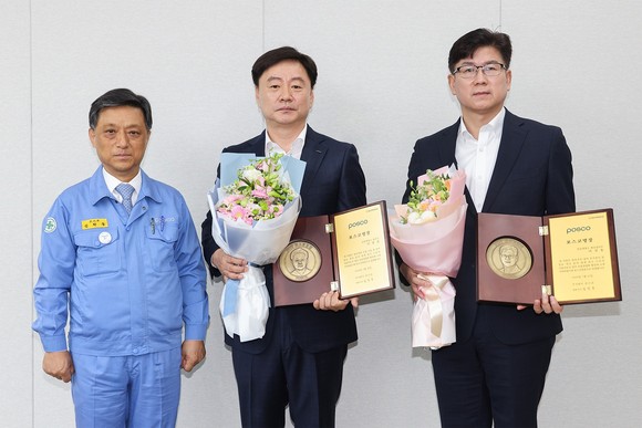 포스코 김학동 부회장(왼쪽)이 13일 포항 제강부 이영진 과장(가운데)과 광양 제강설비부 이선동 과장에게 2023 포스코명장 임명패를 수여하고 기념 촬영하고 있다. = 김진호 기자