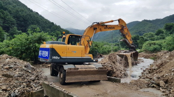 지난 2020년 8월, 수해 복구 현장에 투입된 HD현대건설기계 굴착기. ⓒ HD현대