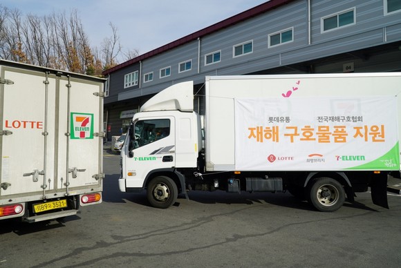 롯데(004990) 유통군은 14일부터 발생한 폭우로 피해를 입은 충청북도·경상북도·전라북도 주민을 위한 긴급 구호물품을 지원한다. ⓒ 롯데