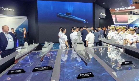 지난 6월7일 부산 해운대구 벡스코에서 열린 '2023 국제해양방위산업전(MADEX)'에서 한화오션이 울산급 배치3(Batch-Ⅲ) 호위함과 한국형 차기 구축함(KDDX), 한국형 차세대 스마트 구축함(KDDX-S), 합동화력함 등 수상함 모형을 선보이고 있다. ⓒ 연합뉴스