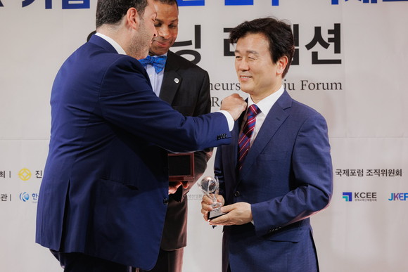 조규일 진주시장이 세계중소기업협의회가 주관하는 '글로벌 리더십 & 엑셀런스 어워드'를 수상하고 있다. ⓒ 진주시