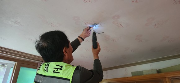 행복봉사단이 전등을 교체하고 있다. ⓒ 남해군