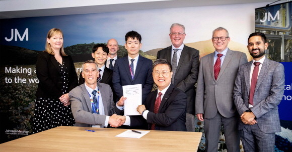지난 13일(현지시각) 영국 잉글랜드 동북부 스톡턴온티스에 위치한 JM R&D 사무소에서 열린 협약식에서 신동규 두산에너빌리티 풍력·서비스설계 담당(오른쪽), 필 잉그램 JM 사업 개발 담당이 서명 후 악수하고 있다. ⓒ 두산에너빌리티