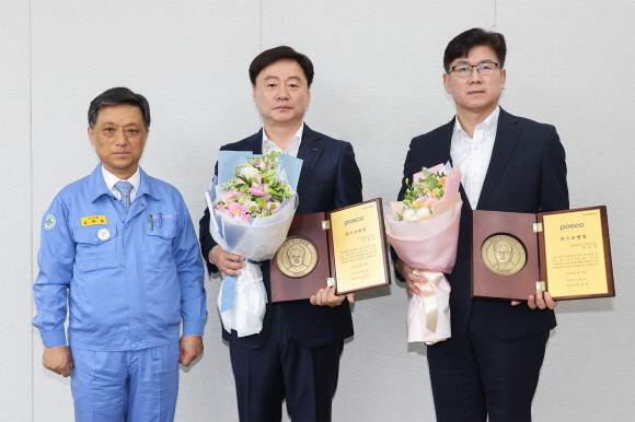 김학동 포스코 부회장(왼쪽)이 지난 13일 포항 제강부 이영진 과장(가운데)과 광양 제강설비부 이선동 과장에게 2023 포스코명장 임명패를 수여하고 기념 촬영을 하고 있다. ⓒ 포스코