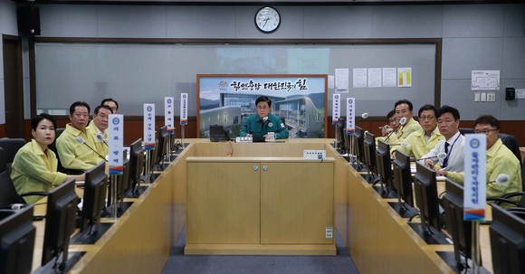 김태흠 충남도지사가 17일 도청 재난종합상황실에서 영상으로 '집중호우 대처 중앙재난안전대책본부 회의'를 개최하고 있다. ⓒ 충남도