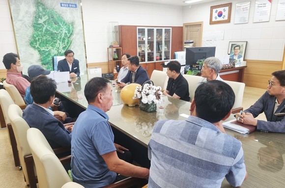 함양군 지리산 케이블카 유치위원회가 진병영 함양군수실을 방문하고 있다. ⓒ 함양군