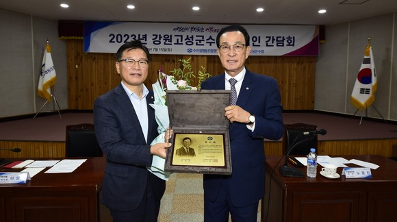 노동진 중앙회장은 지난 15일 강원도 어업인을 만나 현장 의견을 청취 후 이양수 의원에게 감사패를 전달하고 있다. ⓒ 수협중앙회