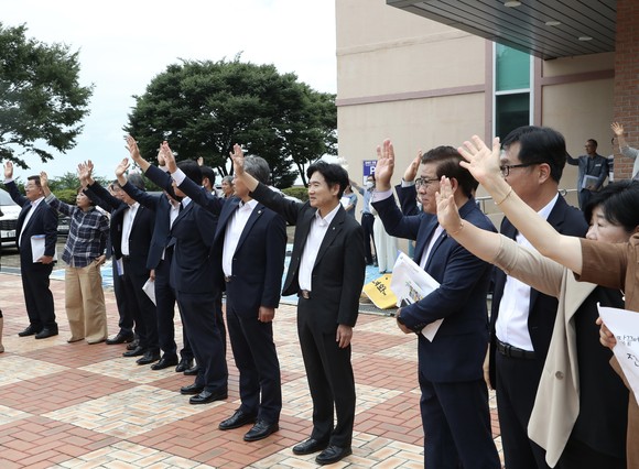 김대중 전남교육감과 관계자들이 출정식을 마치고 인천으로 떠나는 캠프단을 향해 손을 흔들며 배웅하고 있다. ⓒ 전남도교육청