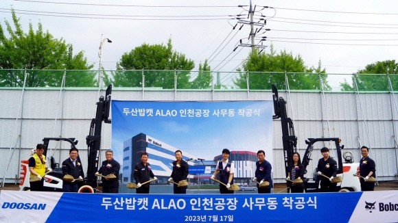 지난 17일 두산산업차량 인천 본사에서 열린 사무동 착공식에서 박형원 두산밥캣 ALAO 지역장(왼쪽 다섯째) 등 임직원 및 시공사 대표가 시삽을 하고 있다. ⓒ 두산산업차량