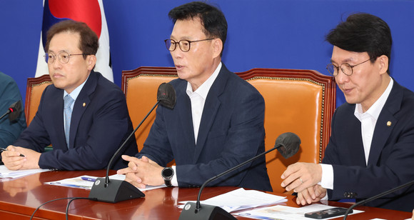 박광온 더불어민주당 원내대표가 18일 국회에서 열린 원내대책회의에서 발언하고 있다. ⓒ 연합뉴스
