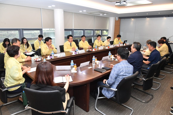 진주시의회 경제복지위원회가 아미코젠을 방문하고 지역 기업의 애로 사항을 청취하고 있다. ⓒ 진주시의회