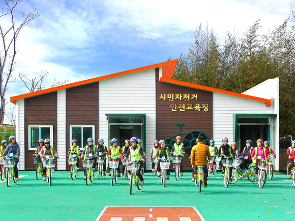 초등학생 여름방학 자전거 안전교실. ⓒ 진주시