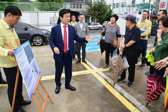 조규일 진주시장이 원도심 주차장 해소 위해 주민의견을 청취하고 있다. ⓒ 진주시