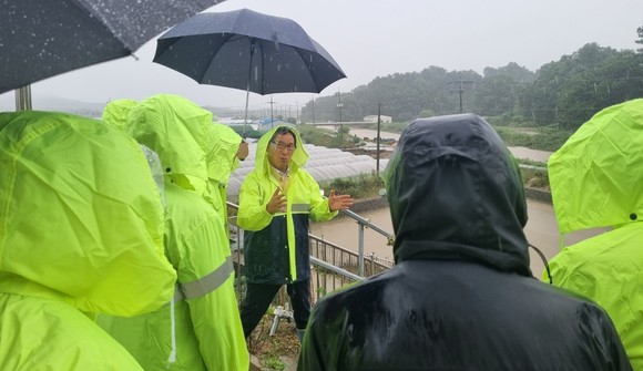 이병호 사장이 18일 부여군 부여읍에 위치한 배수장 3개소에 방문해 배수장을 점검하고 있다. ⓒ 충남지역본부