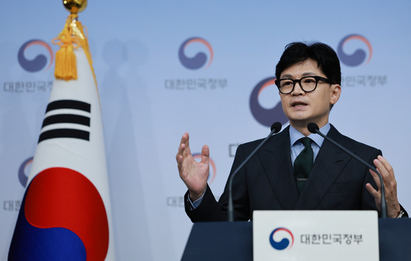 한동훈 법무부 장관이 18일 정부서울청사 별관에서 엘리엇 국제투자분쟁(ISDS) 사건 판정 후속 조치 관련 내용을 발표하고 있다. ⓒ 연합뉴스