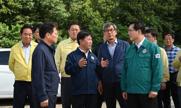 박정현 부여군수와 정황근 장관이 부여군 수해현장을 방문해 현장을 점검하고 있다. ⓒ 부여군