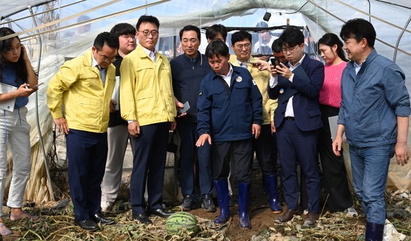 박정현 부여군수와 더불어민주당 지도부가 부여군 수해현장을 방문해 살펴보고 있다. ⓒ 부여군