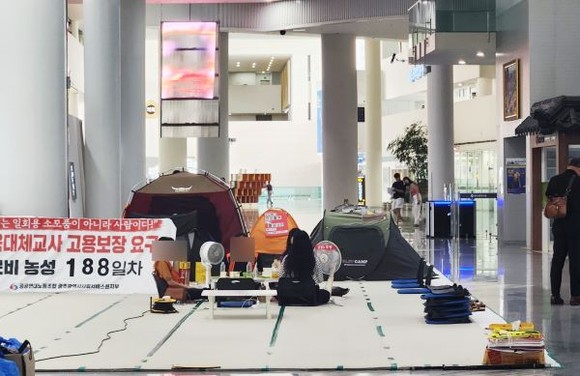 농성 188일 째인 19일 광주 사회서비스원 소속 보육 대체 교사들이 광주시청사 1층 농성장에서 회의를 하고 있다. ⓒ 프라임경제